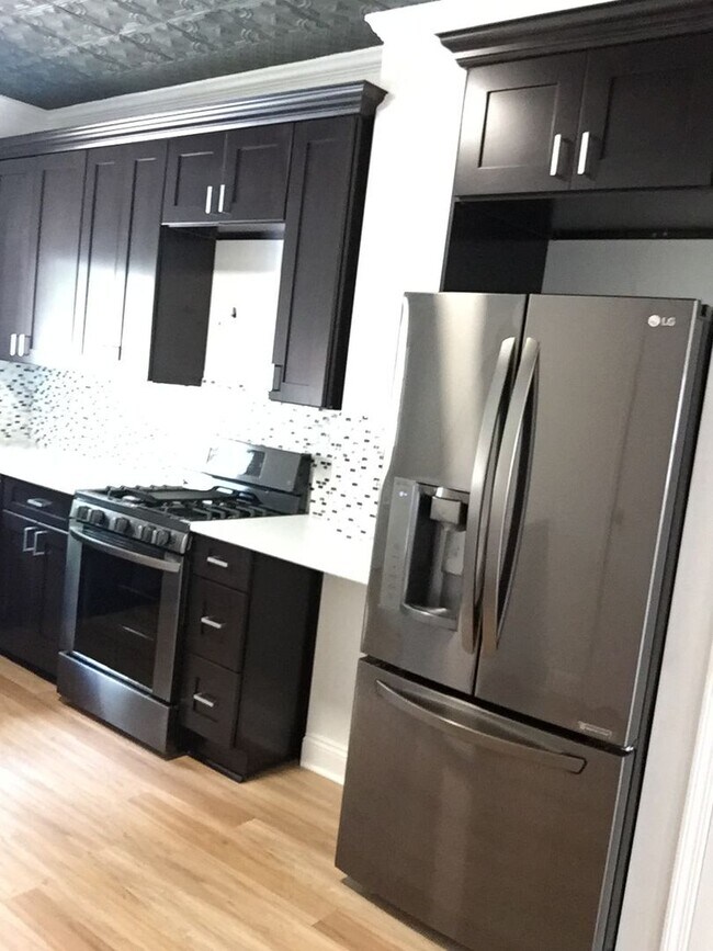 Foto del edificio - Gorgeous 3 Bedroom Reno in South Side. Ope...