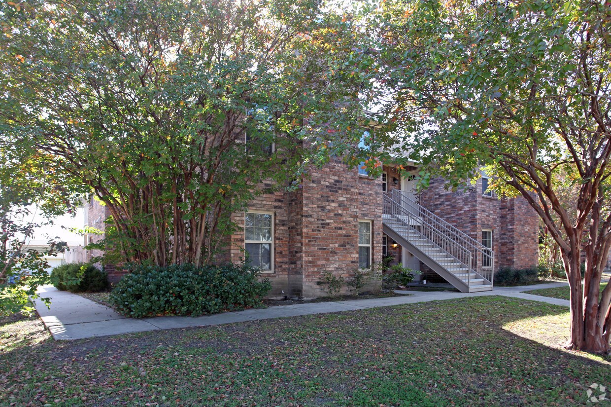 Building Photo - 5530 Brookview Ct
