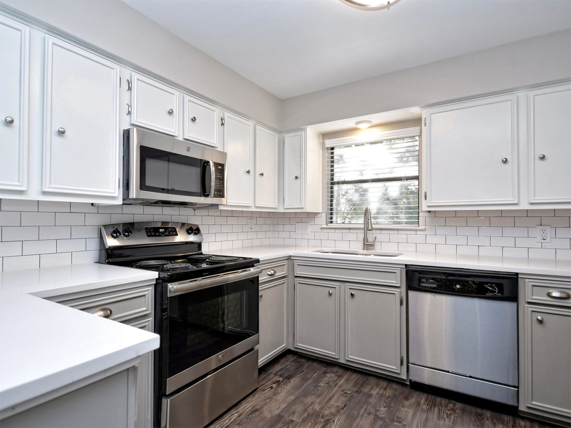 Foto principal - 6102 Hill Forest Dr