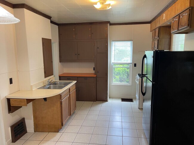 Building Photo - 3 Bedroom Near UWO