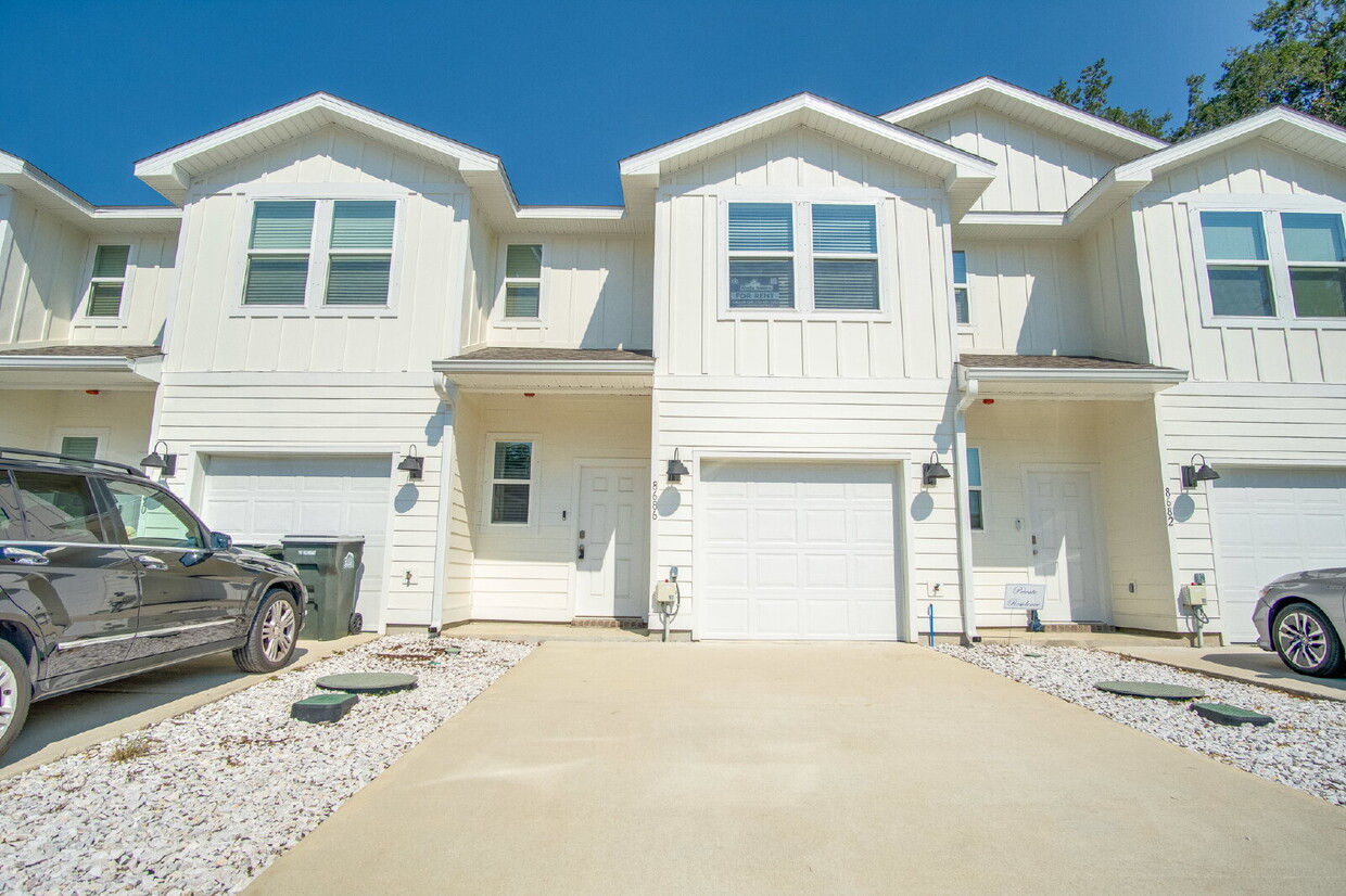 Primary Photo - Pet-Friendly 3BR Townhome in Meadow Brook ...