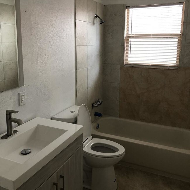 Building Photo - 8205 Arrowhead Ln
