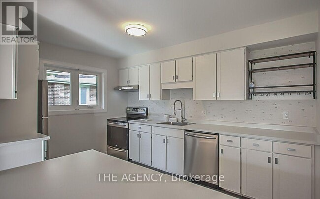 Building Photo - 14 Wareside Rd