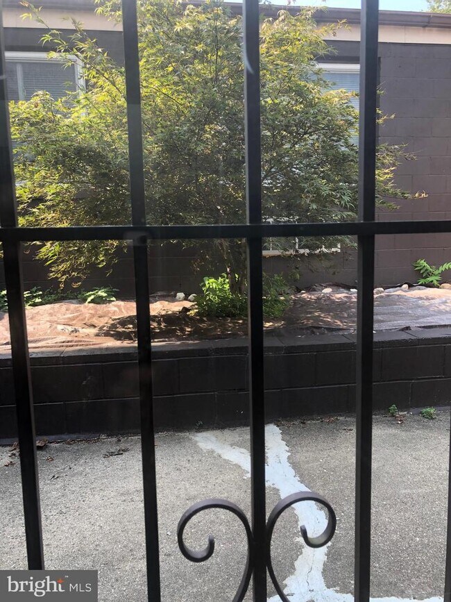 Building Photo - 321 W Mt Pleasant Ave