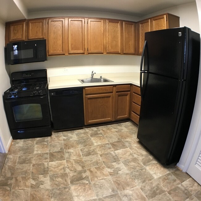 Building Photo - Spacious 1 BR 1BA split-level condo. Most ...