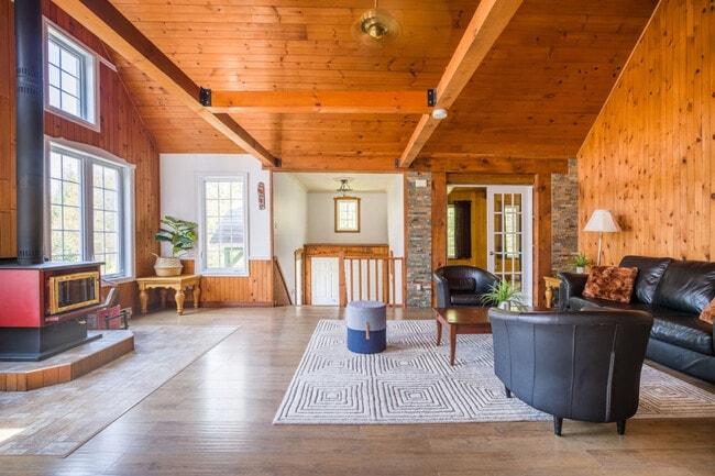 Building Photo - 1735 Chem. de la Croix