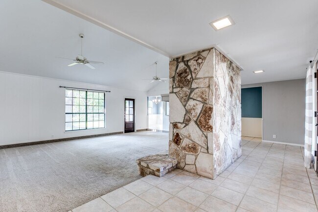 Building Photo - BEAUTIFUL 3-BEDROOM IN NORTH EAST I.S.D.