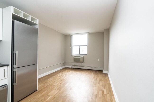 Building Photo - 730 St Clarens Ave