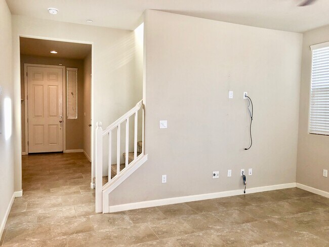Building Photo - $2,250 Barstow & DeWolf 3 Bedroom - Commun...