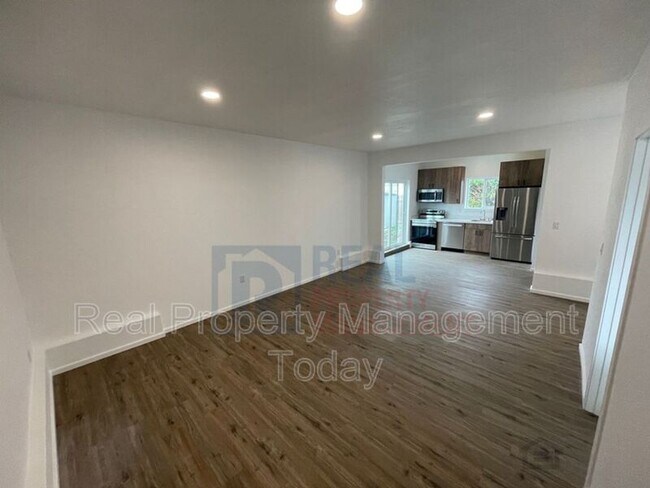 Building Photo - 7006 S Alder St