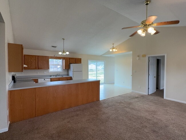 Building Photo - Stunning 3 Bedroom Home in Hubert-708 Covington Ct.