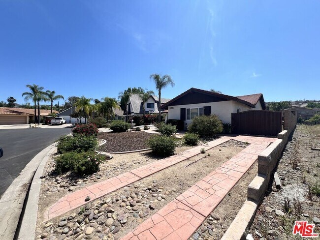 Foto del edificio - 21963 Strawberry Ln