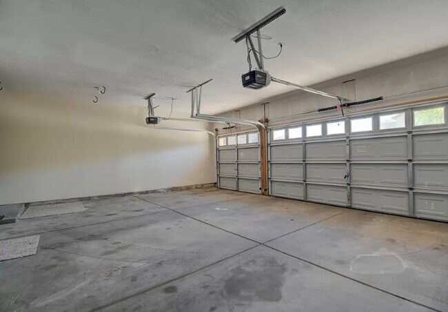 Building Photo - COMING SOON Large 5 Bedroom home with loft...