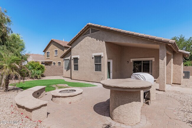 Building Photo - 4724 E Bellerive Dr