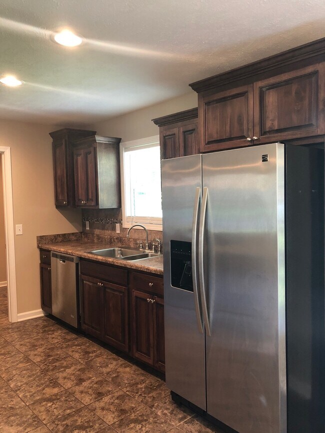 Building Photo - Adorable 3 Bedroom Home with Large Yard!