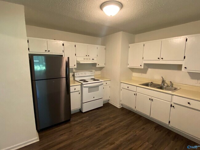 Foto del edificio - 4801 Padgett Dr