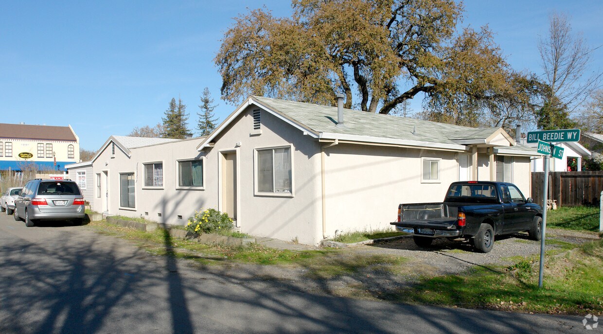 Building Photo - 337 Johnson St
