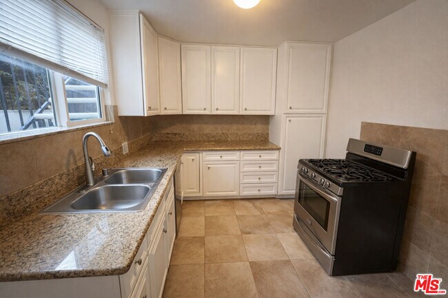 Building Photo - 447 S Palm Dr