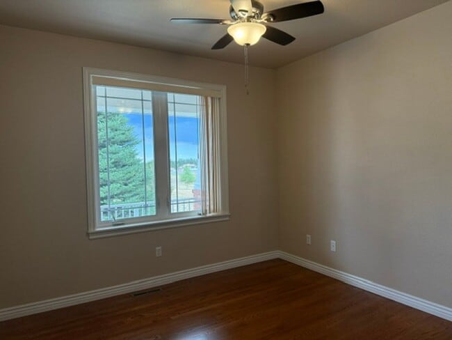 Building Photo - 400 Sterling Dr