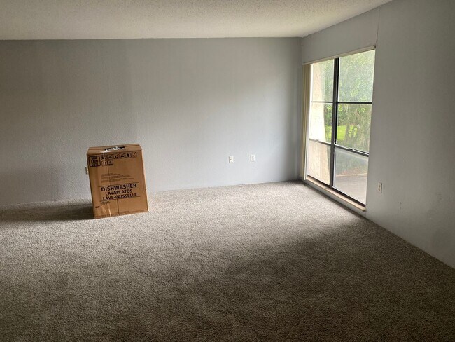 Building Photo - Location, location, location! 1226 SF Unit...