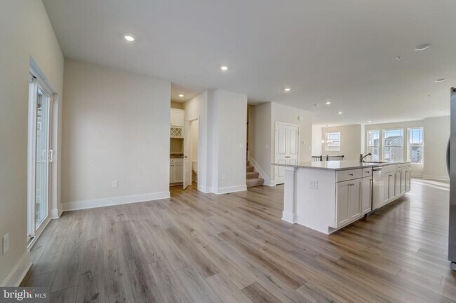 Foto del edificio - 302 SWEET BAY Rd
