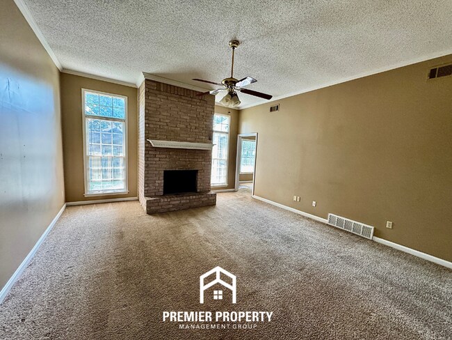 Foto del edificio - Spacious 3BR/2BA Near Southwind | 1,958 Sq Ft, Brick Fireplace, 2-Car Garage & Quiet Cove