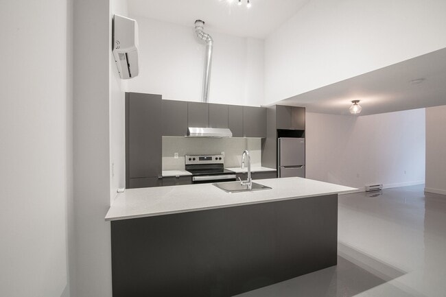 Building Photo - 4350 Av. de l'Hôtel-de-Ville