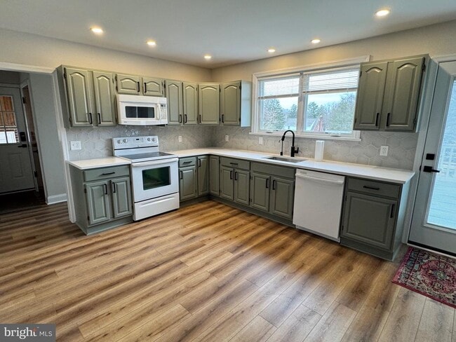 Building Photo - 36 Gravel Hill Rd