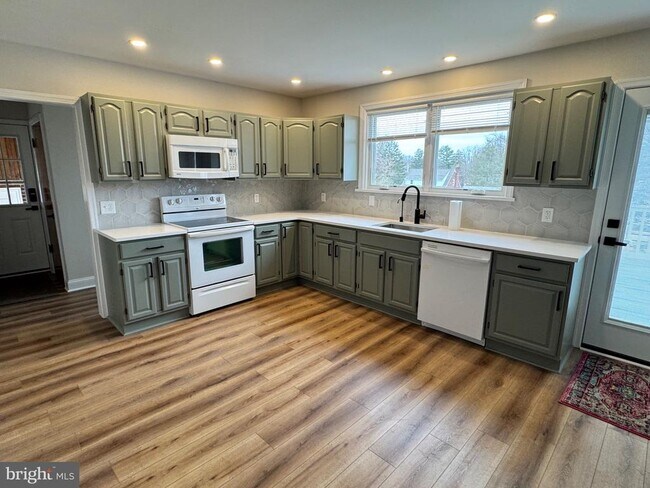 Foto del edificio - 36 Gravel Hill Rd