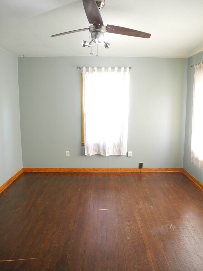 Building Photo - 1325 Larson Ct