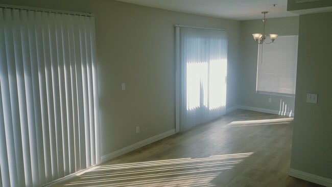 Foto del edificio - 8760 Burnet Ave