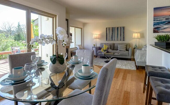 Foto del edificio - Spacious & bright 3 bedroom 2 bath home in...