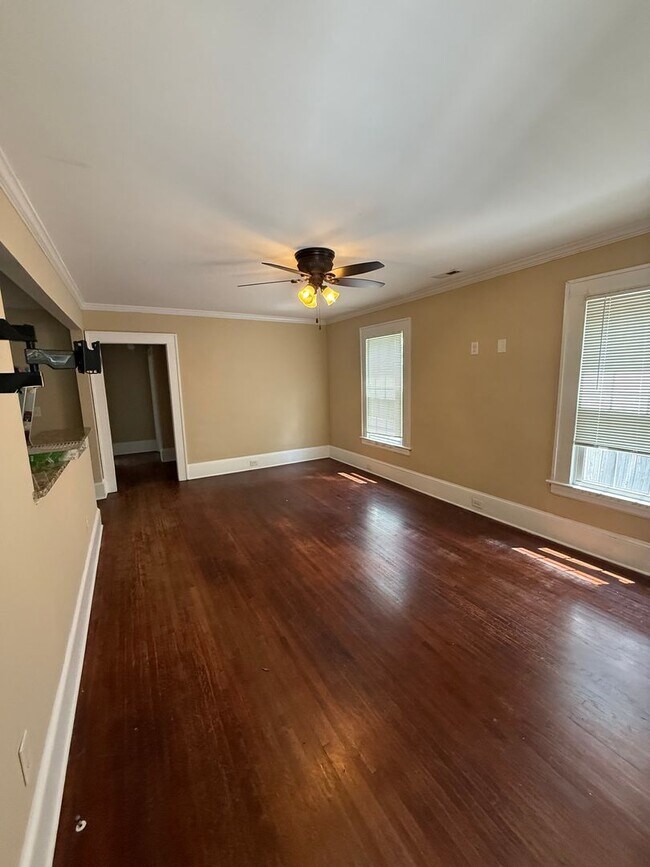 Building Photo - Bungalow in Charlotte with 2 bedrooms, 2 baths