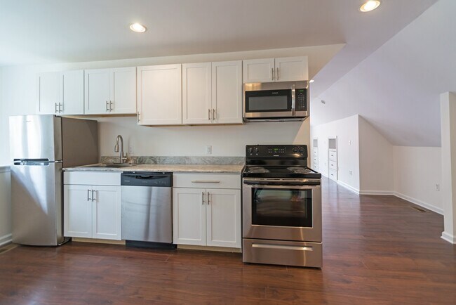 Building Photo - 111 Robinson Woods