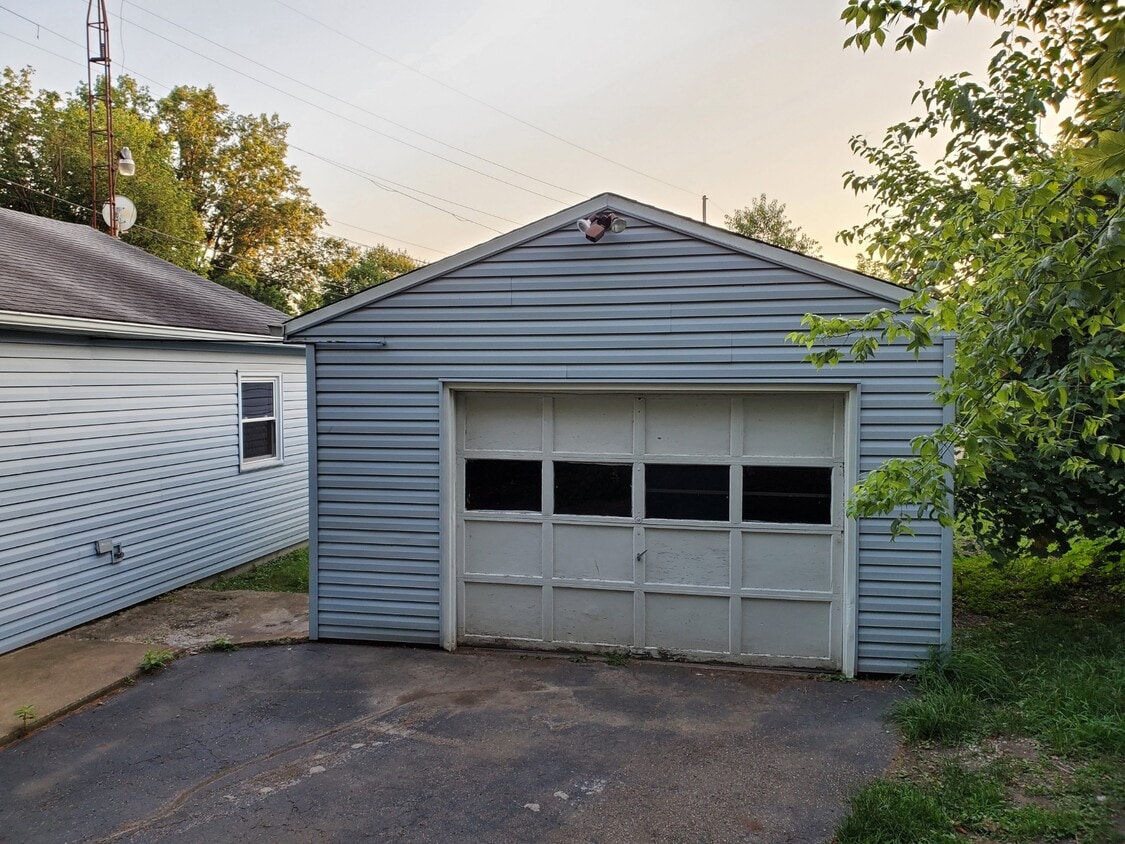 Garage - 1605 30th St NW