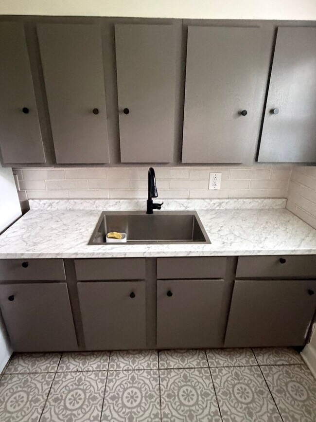 Foto del edificio - 3 BR/1BA | Newly Renovated Cottage| Cove security system| Fully fenced backyard