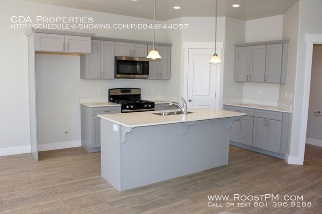 Building Photo - NEW Herriman Row-end Townhome
