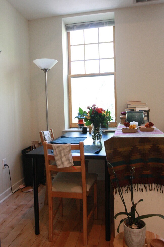 Comedor independiente junto a la cocina - 317 6th S St