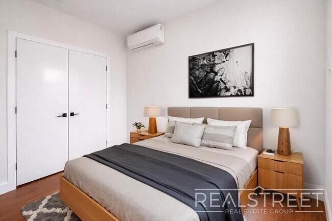 Foto del edificio - Spacious 2-Bedroom Apartment in the Heart of Bedford-Stuyvesant
