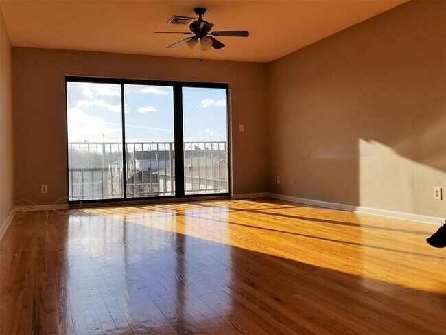 Foto del edificio - 9055 Palisade Ave