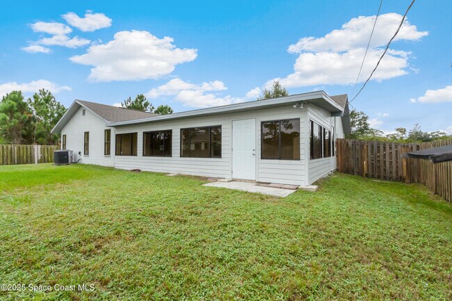 Building Photo - 991 Tahiti Ave SE