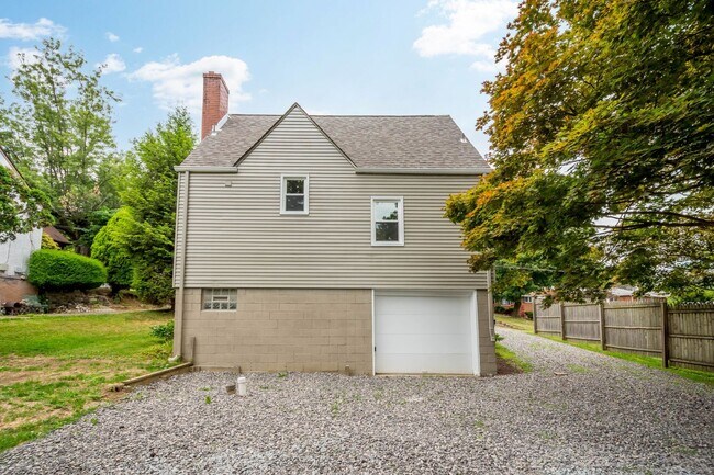 Foto del edificio - AVAILABLE SEPT 1st!! Check out this BEAUTIFUL & UPDATED home in Penn Hills!