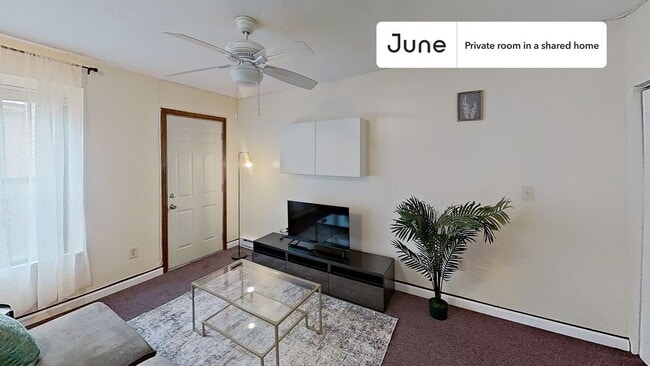 Building Photo - Private bedroom in 3 bed/1 bath Home