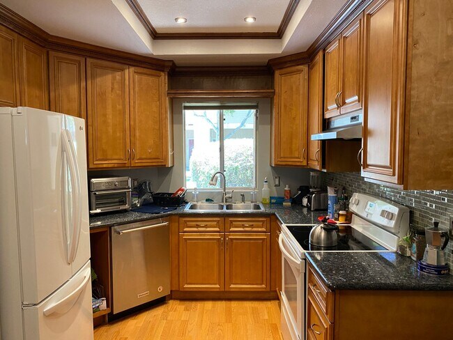 Foto del edificio - BLOSSOM VALLEY - Beautifully updated end u...