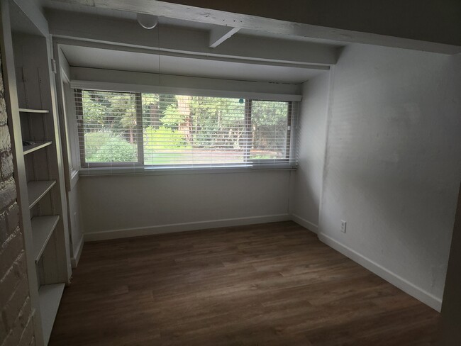 Building Photo - 23630 Glenwood Dr