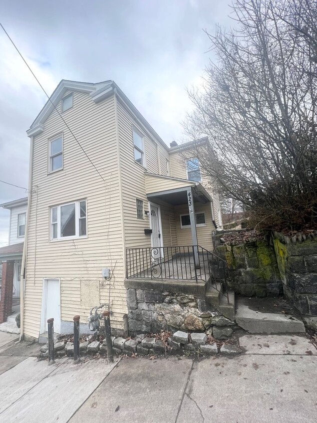 Primary Photo - Nice Two Bedroom House in Mount Oliver- St...