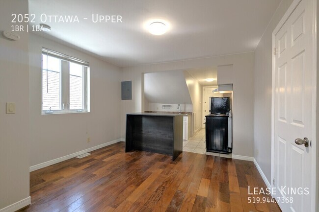 Building Photo - 1 Bed 1 Bath Upper on Ottawa - Off Street ...