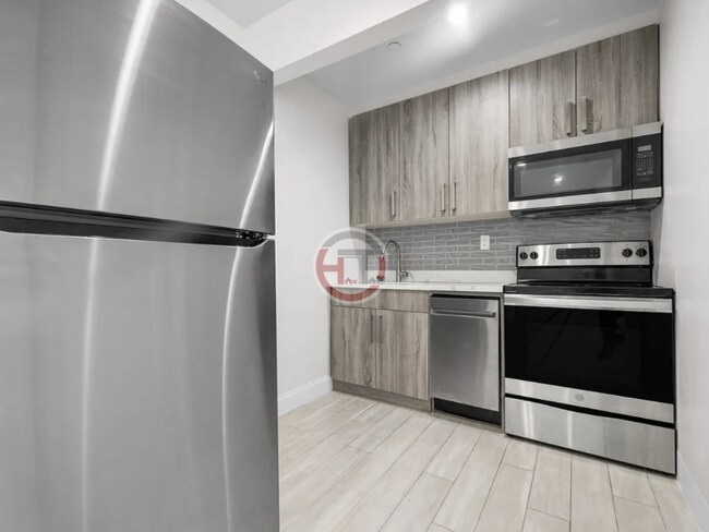 Foto del edificio - 4578 Manhattan College Pkwy