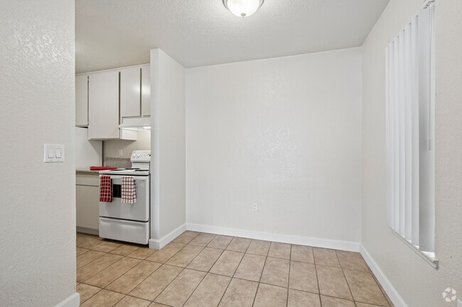 1BR, 1BA - 717SF - Dining Room - Pacific Villas at Shelly Court