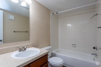 2BR, 2BA - 960 SF - Quail Run Apartments